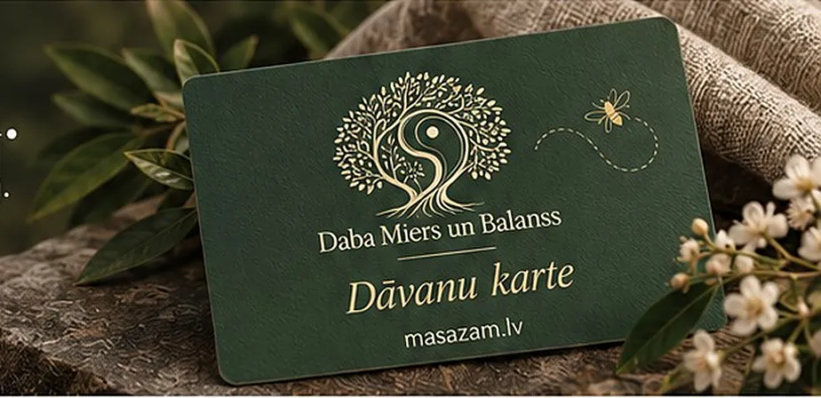 Dāvanu kartes paraugs: tumši zaļa karte uz akmens ar ziediem